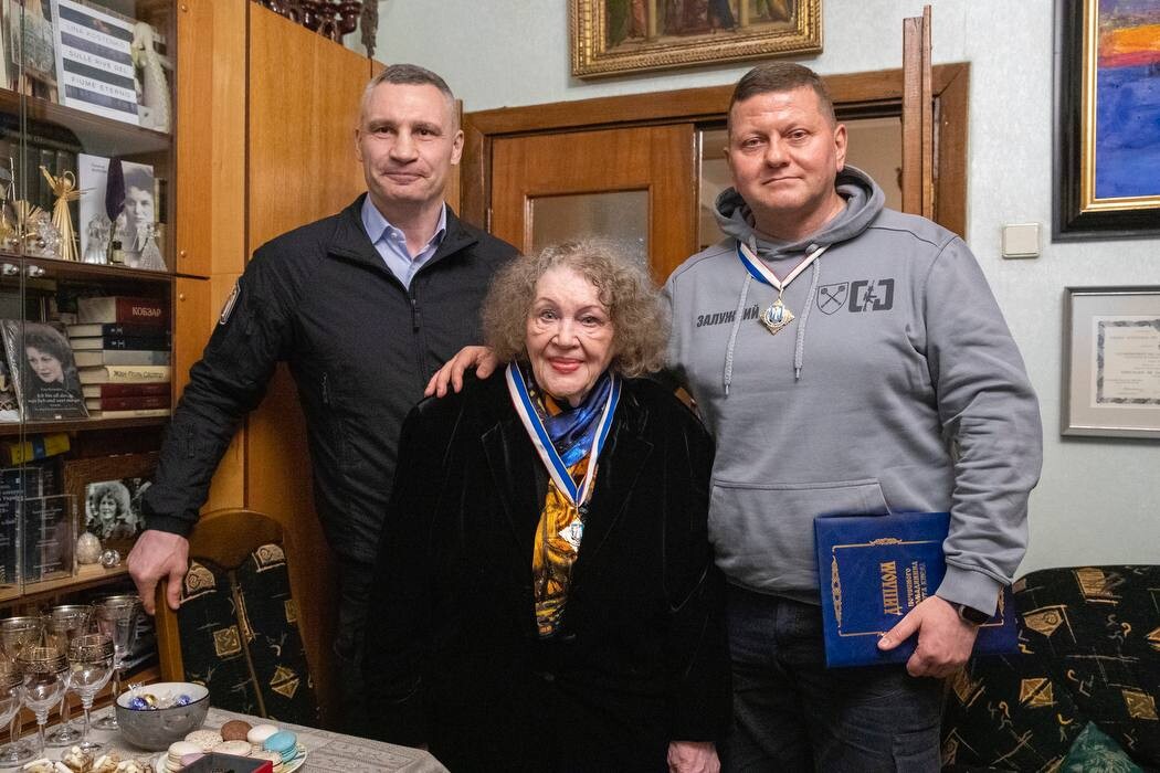 Поэтессе Лине Костенко и бывшему главкому ВСУ Валерию Залужному присвоили звание Почётного гражданина Киева.