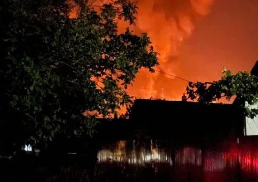 В Краснодарском крае россии ночью из-за атаки минимум шести беспилотников загорелась нефтебаза.