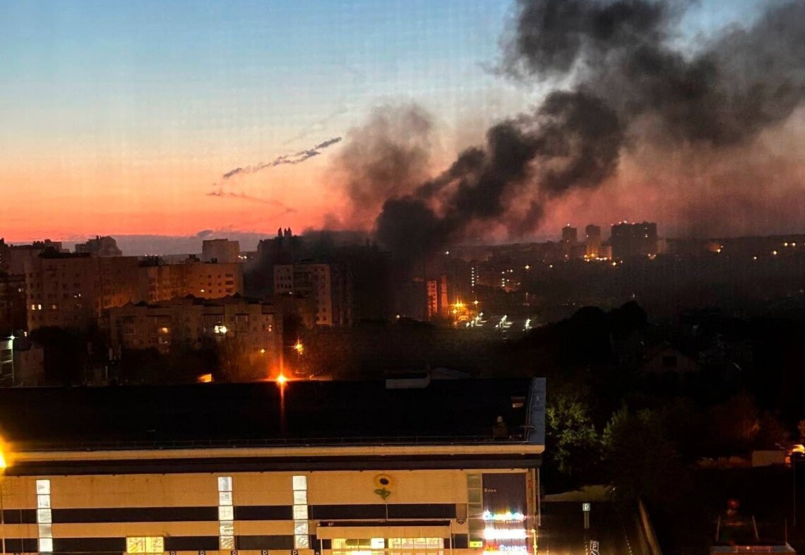Российский Белгород был обстрелян ночью 9 мая. Местные власти сообщают о восьми раненых, поврежденных домах и автомобилях.