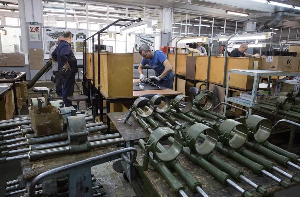 Украина после полномасштабного вторжения россии начала создавать сеть секретных подземных заводов по производству оружия, сообщают СМИ.