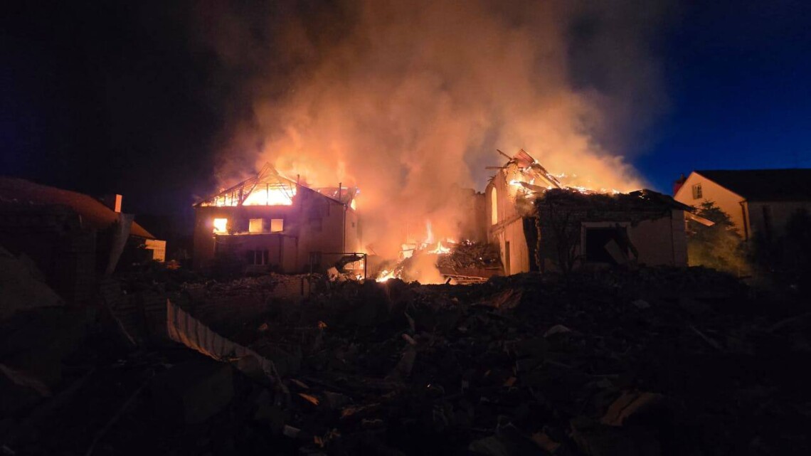 В Харькове два человека пострадали из-за обстрела. Также возник пожар в трёх частных домах.