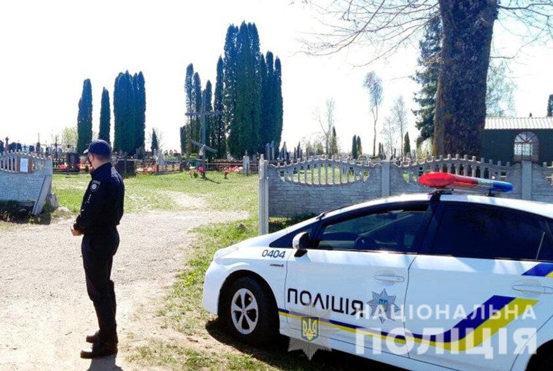 Полиция призвала граждан ограничить время пребывания на кладбищах в поминальные дни, в частности на выходных 11-12 мая.