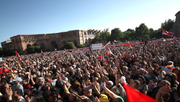 Несколько тысяч человек собрались в центре Еревана на митинг с требованием отставки премьер-министра Армении Никола Пашиняна.