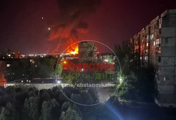 В результате удара по российской нефтебазе в оккупированных Ровеньках Луганской области вспыхнул сильный пожар.