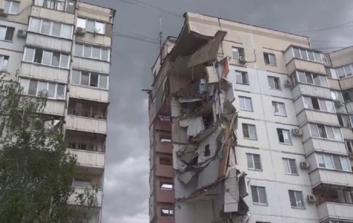 Россияне утверждают, что подъезд в многоэтажке в Белгороде был разрушен обломками ракеты после работы ПВО.