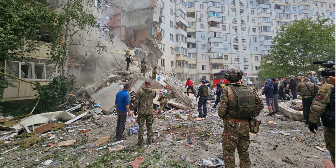 В стране-агрессора заявили о 9 погибших во время обрушения дома в Белгороде, разбор завалов продолжается.