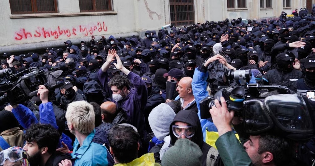 Утром 13 мая в грузинской столице Тбилиси спецназ МВД начал силовой разгон акции протеста против принятия в целом закона об иностранных агентах.