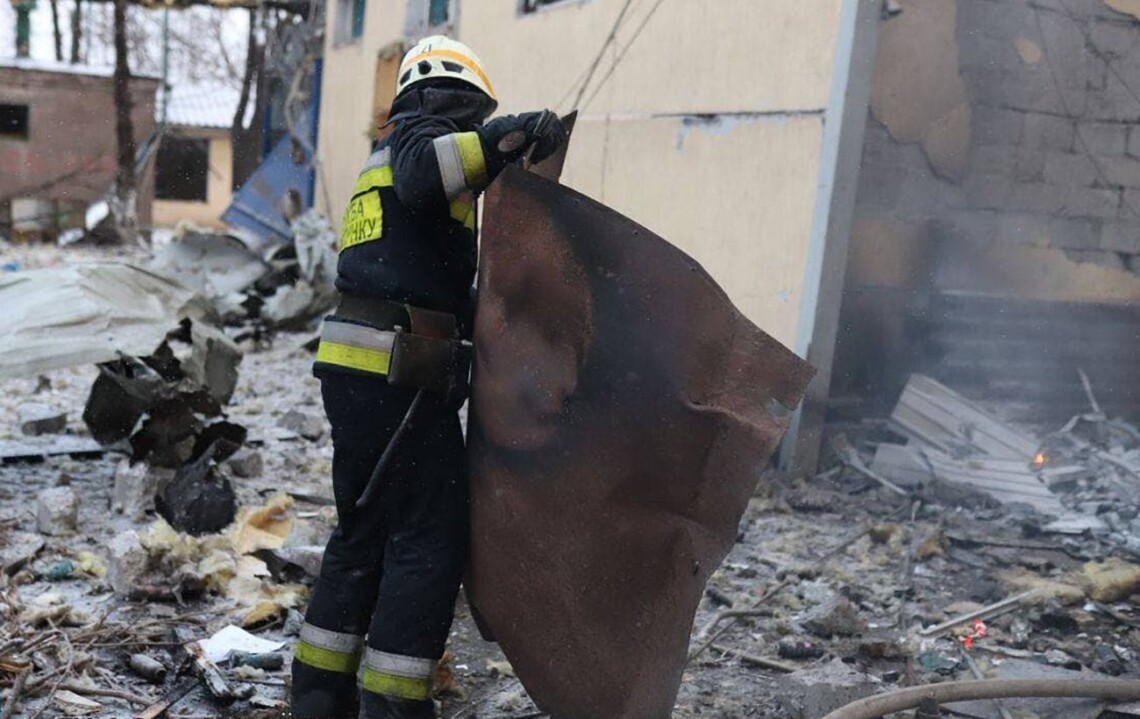 Утром по Киевскому району Харькова россияне ударили УМПБ Д-30. Пострадали два человека, разрушены гаражи.