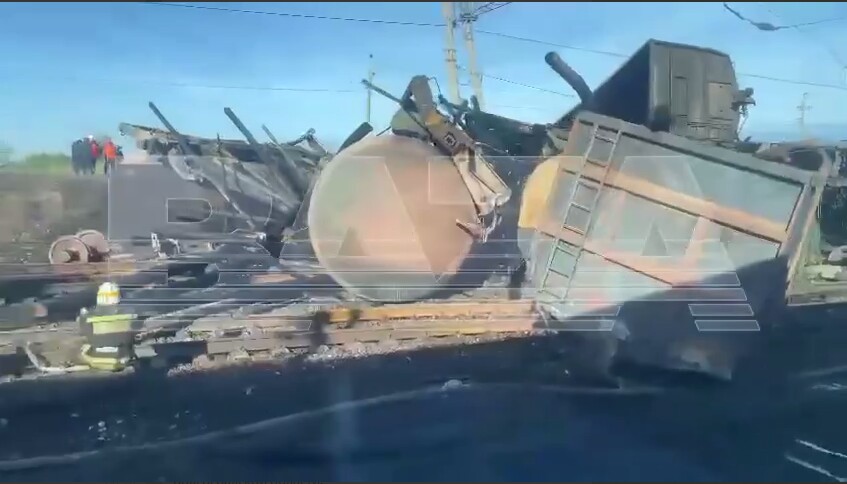 В Волгоградской области рф вагоны грузового поезда сошли с рельсов из-за атаки беспилотника, загорелась цистерна с топливом.