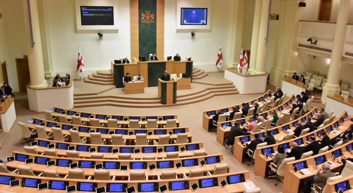 Парламент Грузии в третьем чтении утвердил закон об иноагентах, несмотря на протесты и критику других стран.