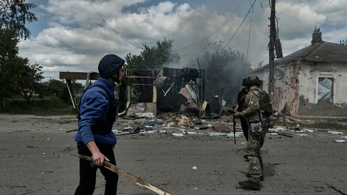 Город Волчанск, окрестности которого продолжают атаковать оккупанты, почти полностью разрушен в результате регулярных обстрелов и авиаударов.