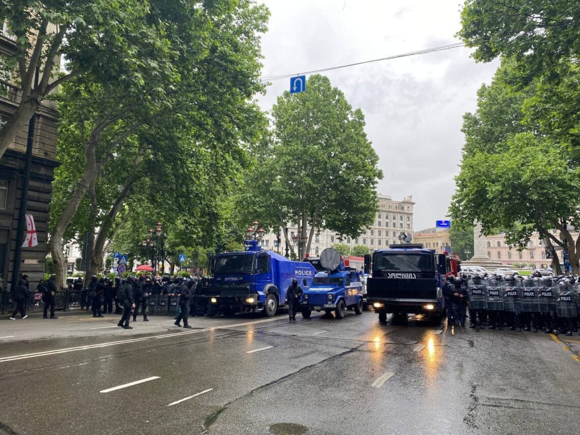 В Тбилиси возле здания парламента началась новая акция протеста, силовики отодвинули митингующих, колонна людей переместилась на улицы города.