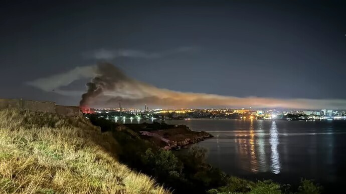 В Крыму была объявлена воздушная тревога, перекрывали Крымский мост, работала противовоздушная оборона и были слышны взрывы в Севастополе.
