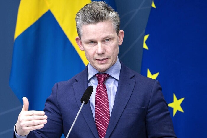 Швеция допускает рассмотрение отправки войск в Украину, заявил министр обороны страны Пол Йонсон.