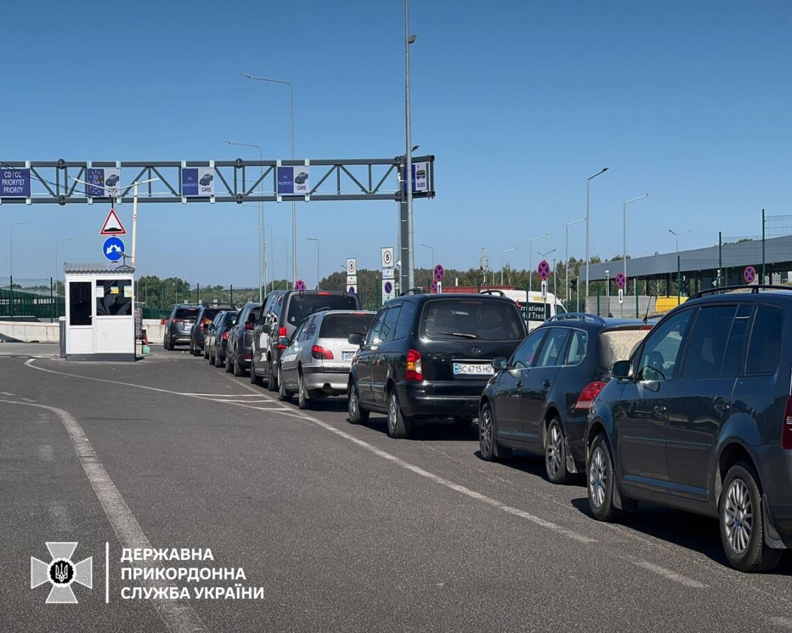На польской границе в последние дни выросли очереди на выезд из Украины, на въезд трафик меньше.