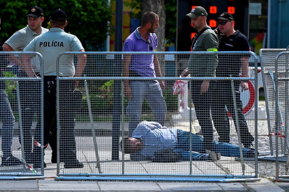 Подозреваемым в нападении на премьер-министра Словакии Фицо может быть 71-летний мужчина. Он стрелял из легально зарегистрированного оружия.