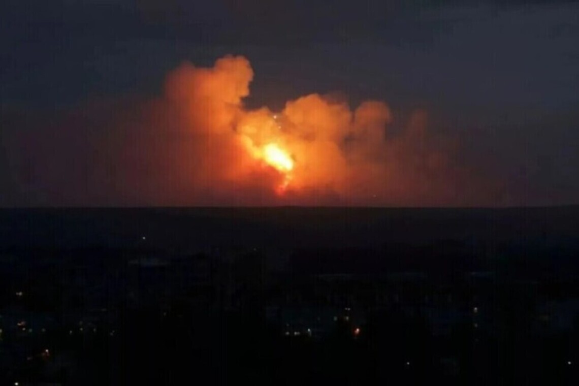 В Крыму раздались многочисленные взрывы вечером 15 мая. Их слышали жители Симферополя, Севастополя и Джанкоя.