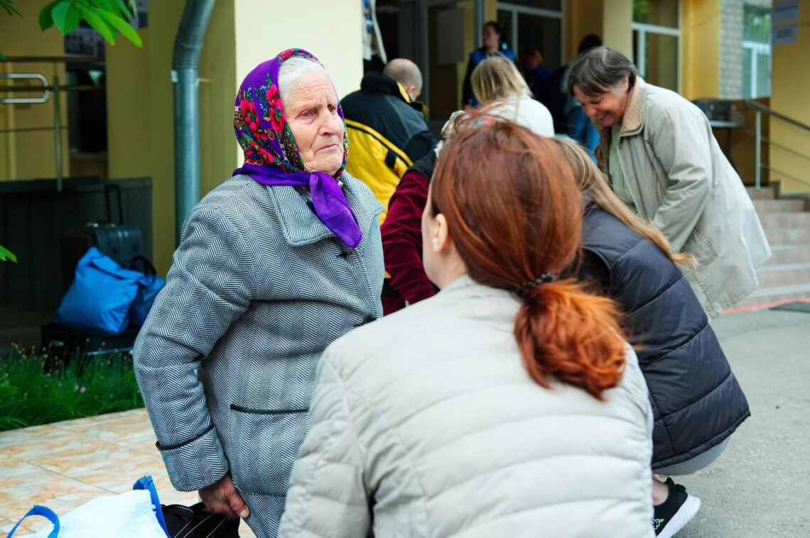 На Харьковщине из-под обстрелов эвакуировано уже почти 8800 человек, за сутки вывезли ещё почти тысячу людей.