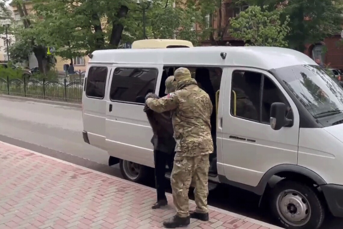 ФСБ показала задержание мужчины и женщины, которые якобы планировали устроить взрыв на железной дороге в Крыму.