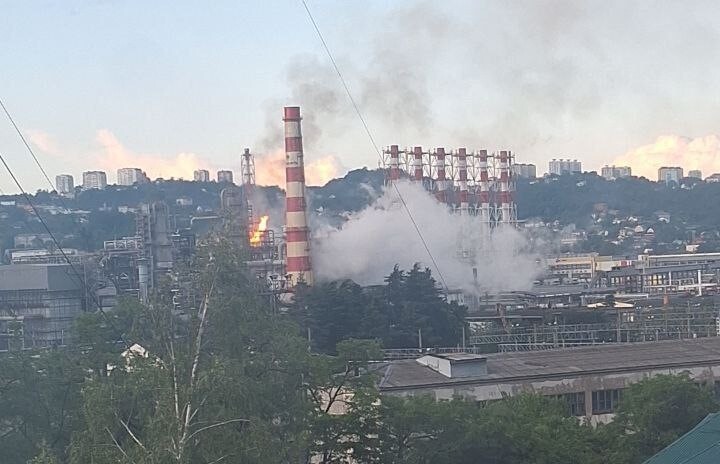 Нефтеперерабатывающий завод в российском Туапсе ночью атаковали беспилотники, там возник пожар.