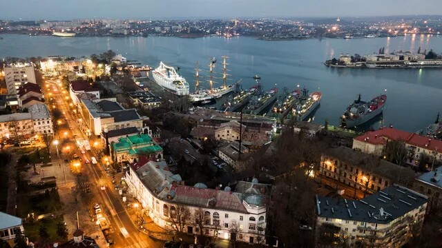 В Севастополе после ночной атаки дронов повреждена электроподстанция, город частично обесточен. Оккупационные власти отменили занятия в школах и детских садиках.