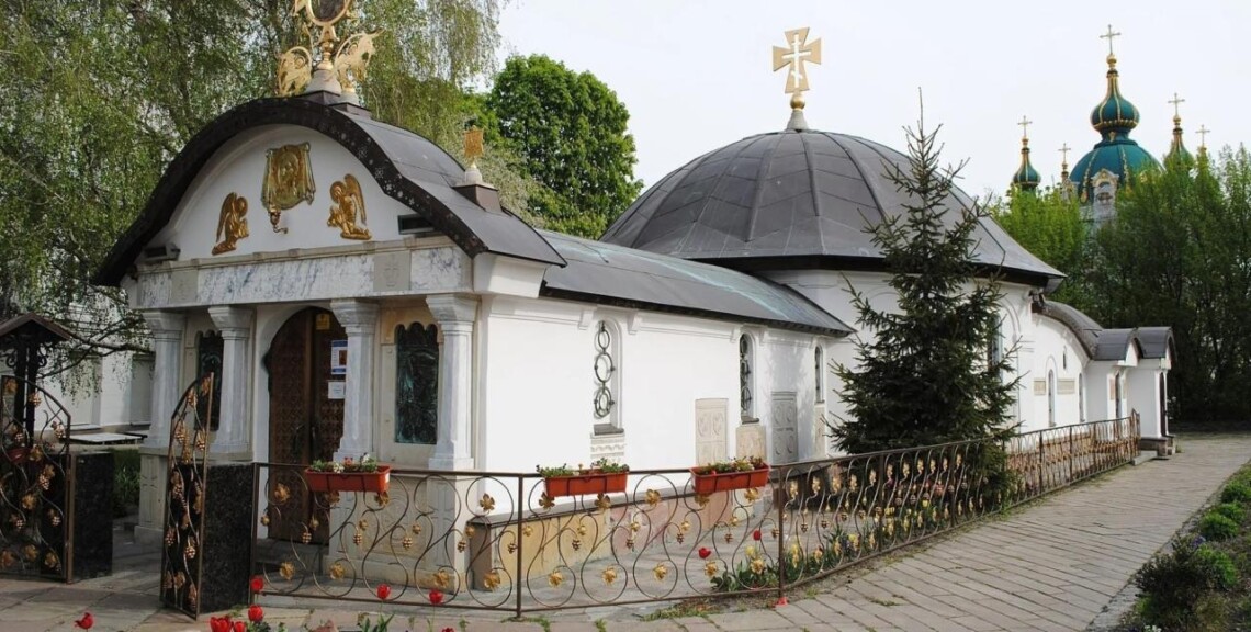 На территории Национального музея истории Украины демонтировали незаконно построенный храм УПЦ МП. Он просуществовал 17 лет.