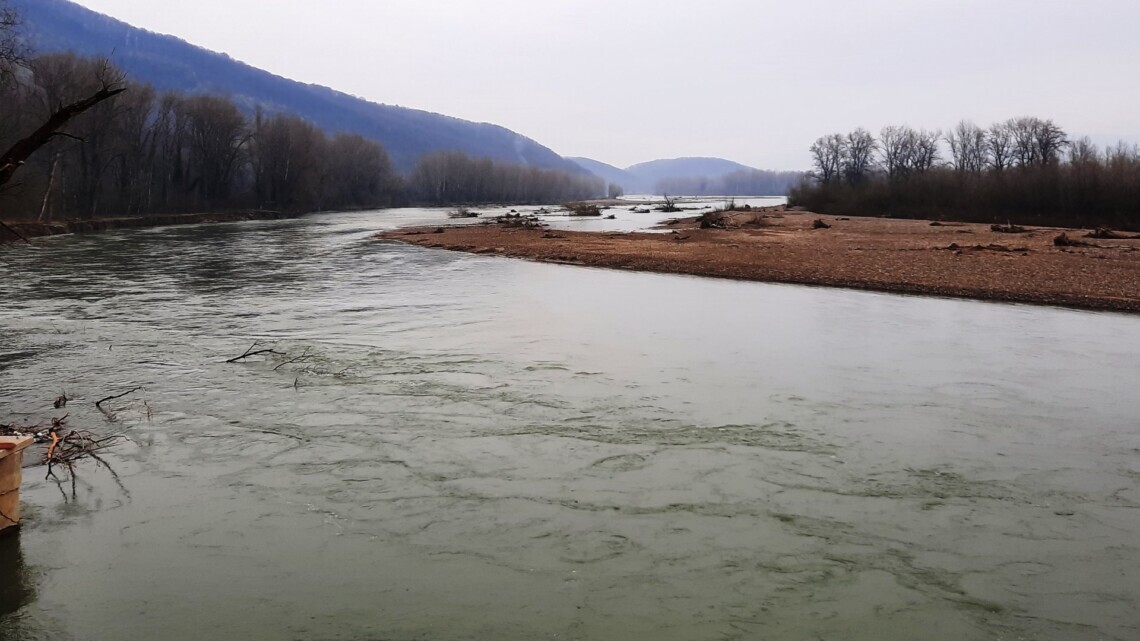 Еще одного утопленника, который хотел незаконно пересечь границу с Украиной через реку, нашли в 10 метрах от румынского берега в Тисе.