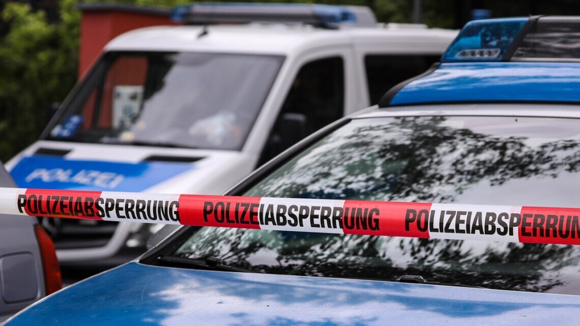 В Германии ранили ножом украинского подростка, полиция разыскивает подозреваемых в нападении. Украинец госпитализирован.
