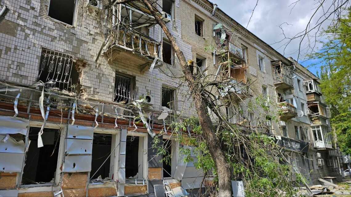 Российская оккупационная армия во вторник открыла огонь по жилым кварталам Херсона. Под обстрелом оказался Шуменский микрорайон.