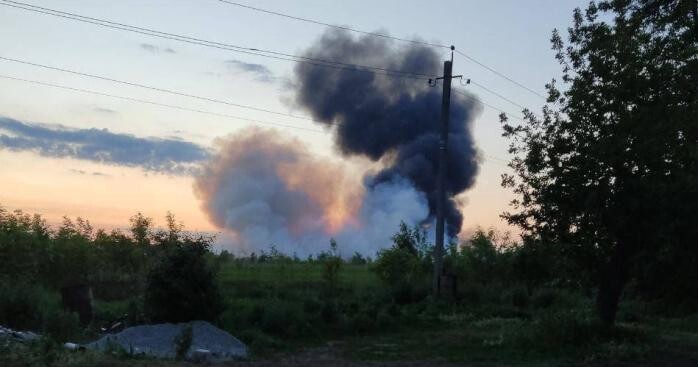 Во временно оккупированном Должанске (Свердловске) Луганской области зафиксированы существенные повреждения цистерн с горюче-смазочными материалами в результате удара ВСУ.