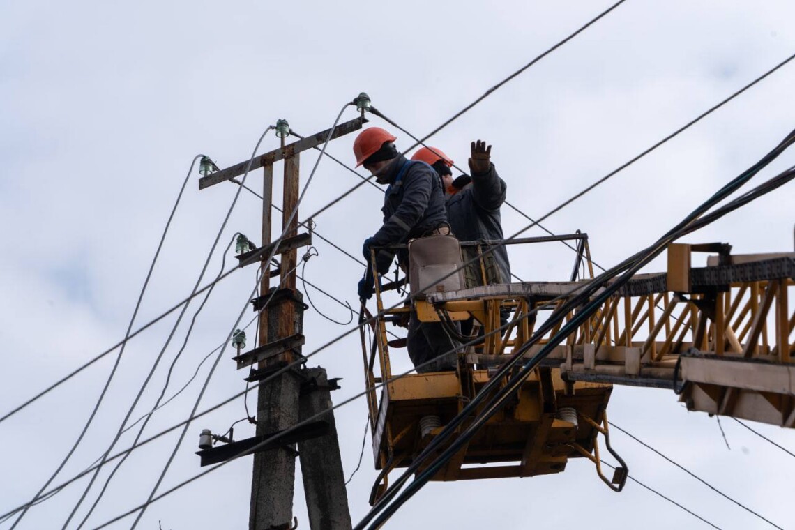 Энергетики возобновили электроснабжение после атаки в Сумском, Роменском и Ахтырском районах , работы продолжаются.