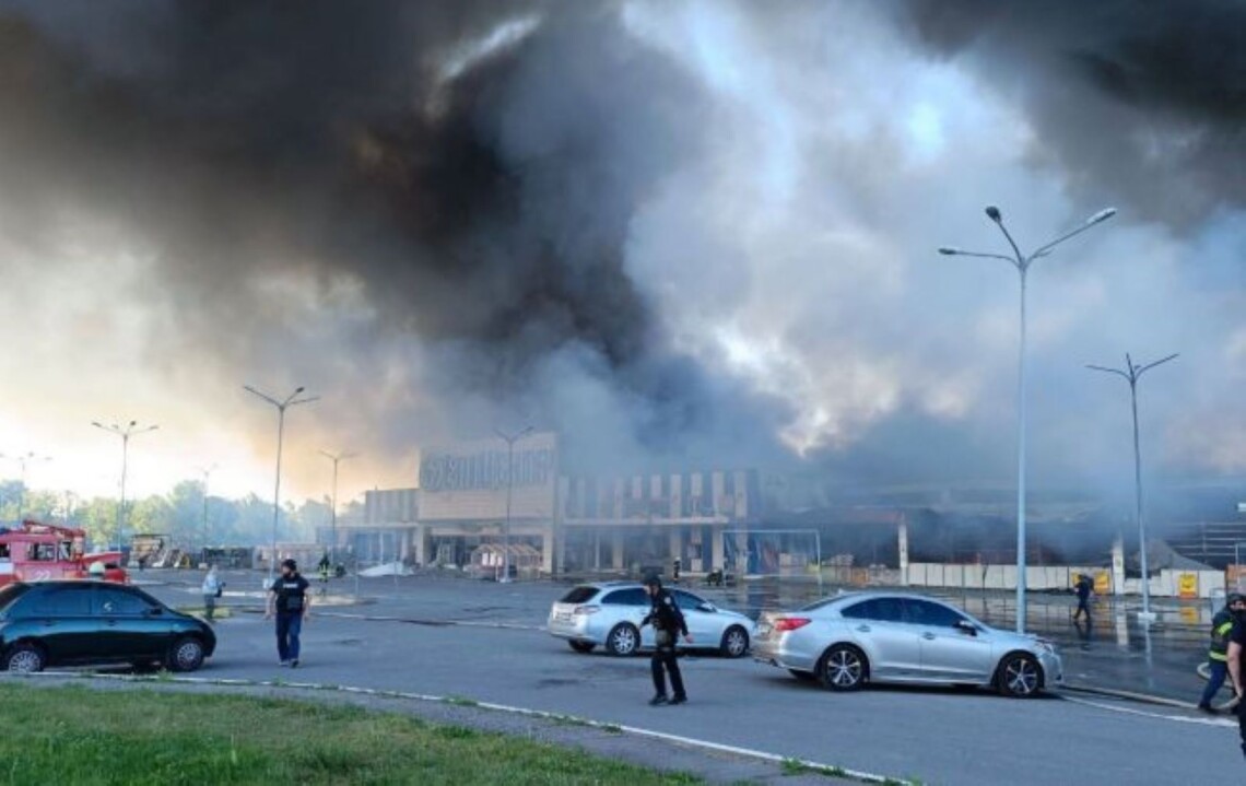 В результате попадания двух КАБов в строительный гипермаркет Эпицентр в Харькове днём ​​25 мая погибли два человека, 35 пострадали.