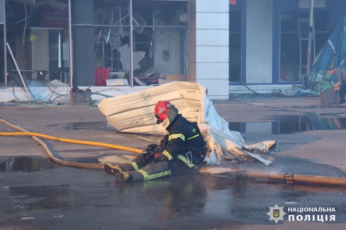 В результате российского обстрела строительного гипермаркета Эпицентр в Харькове ранения получили 40 человек, четверо гражданских погибли.
