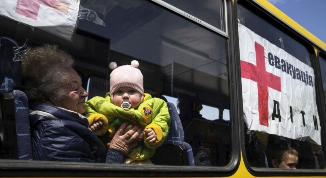 С временно оккупированной Херсонской области на подконтрольную Украине территорию эвакуировали многодетную семью.