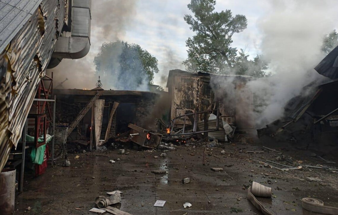 В Киеве в результате падения обломков ракет повреждено СТО, автомойка, автомобили и складское помещение.