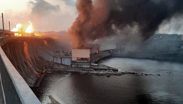 После подробного обследования последствий вражеского ракетного удара в Запорожье приняли решение не открывать движение плотиной на выходные дни.
