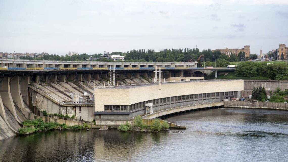 В Запорожье возобновили движение для легковых автомобилей по плотине Днепровской ГЭС, которая была повреждена в результате атаки рф.