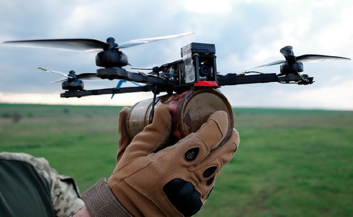 Оккупанты с помощью FPV-дрона атаковали социальный автобус в Эсманской общине, несколько человек получили ранения.