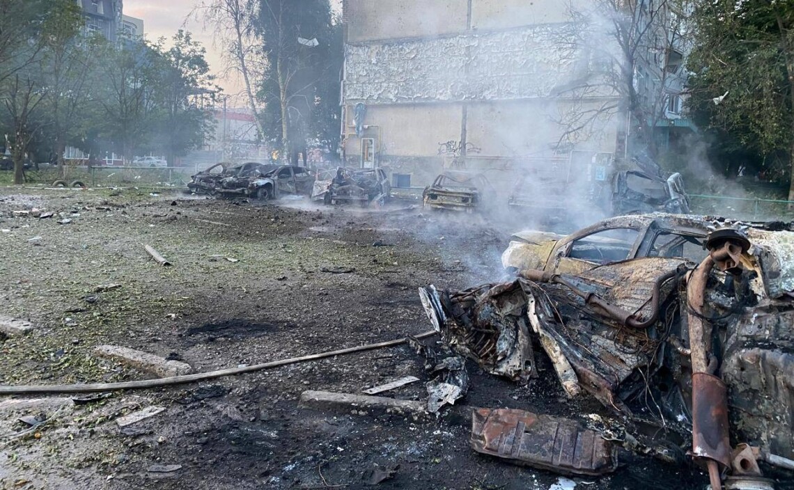 Утром был нанесен двойной удар по центру Чугуева. Повреждены жилые дома, административные здания. Ранены семь человек.