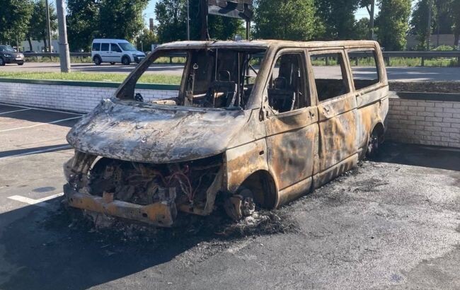 На видеофиксации было зарегистрировано три человека, которые её сначала облили жидкостью, а затем подожгли.