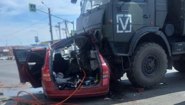 Военные на грузовике с символикой V на кабине протаранили легковой автомобиль, в котором находилась многодетная семья.