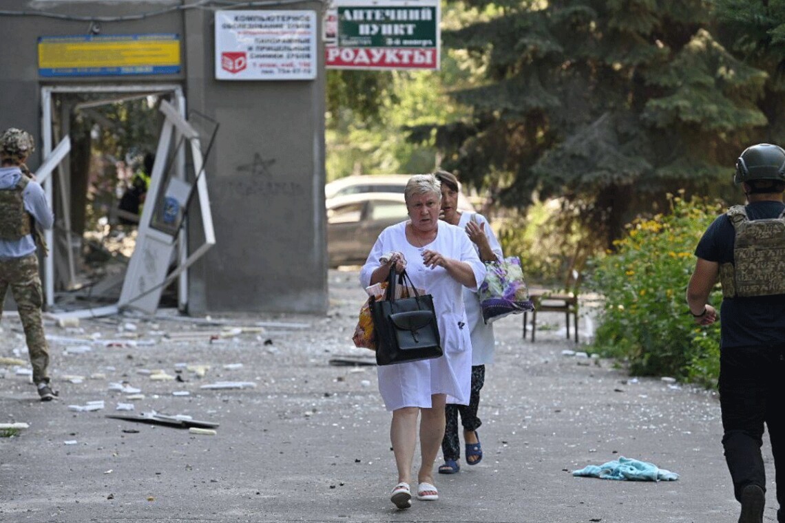 В Харькове в результате удара россиян баллистической ракетой пострадали по меньшей мере восемь человек, повреждены 15 домов.