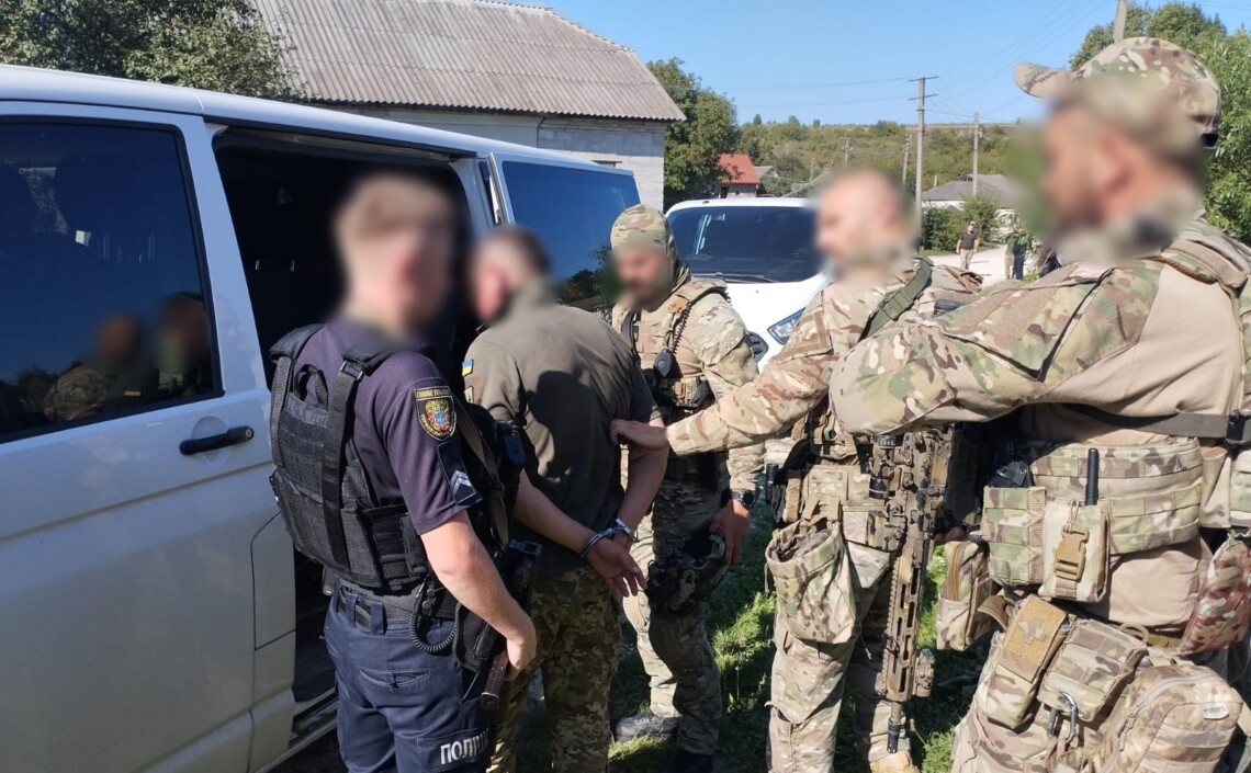 В Тернопольской области вооруженный мужчина в военной форме стрелял в людей из автомата. Есть погибшие и раненые.