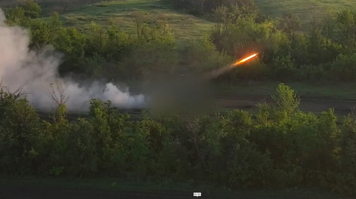 Военные Госпогранслужбы успешно атаковали позиции россиян в Серебрянском лесу. В результате атаки уничтожен склад вооружения врага.