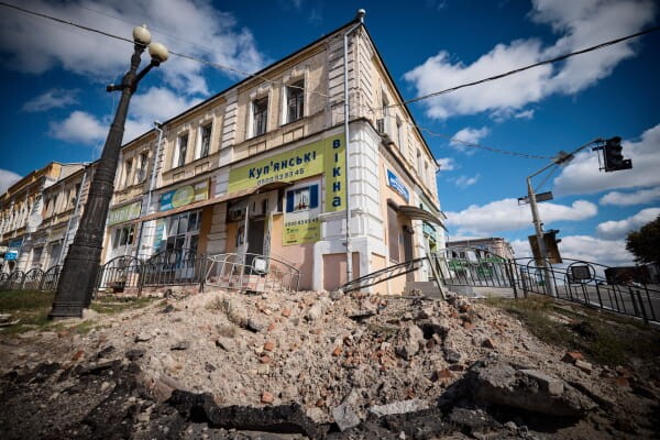 Оккупанты ударили по центральной части Купянска-Узлового, два человека погибли и по меньшей мере двое — ранены.