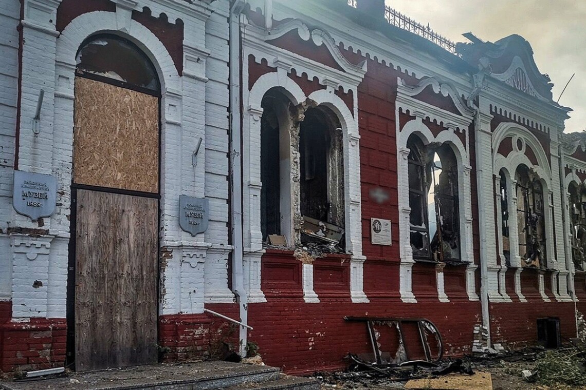 В Гуляйполе в результате ночного вражеского обстрела сгорел мемориальный музей-усадьба семьи Нестора Махно.