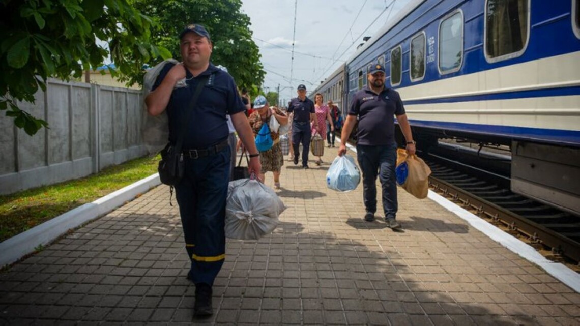 Из населённых пунктов Сумской области уже эвакуировали около 22 тысяч человек, поскольку российские войска продолжают обстреливать приграничные территории.