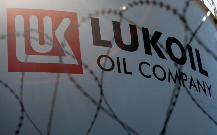Санкции против россии – Лукойл планирует продать зарубежные активы после введения новых ограничений Российская компания Лукойл приступила к рассмотрению предложений от потенциальных покупателей по продаже своих международных активов после американских санкций.
