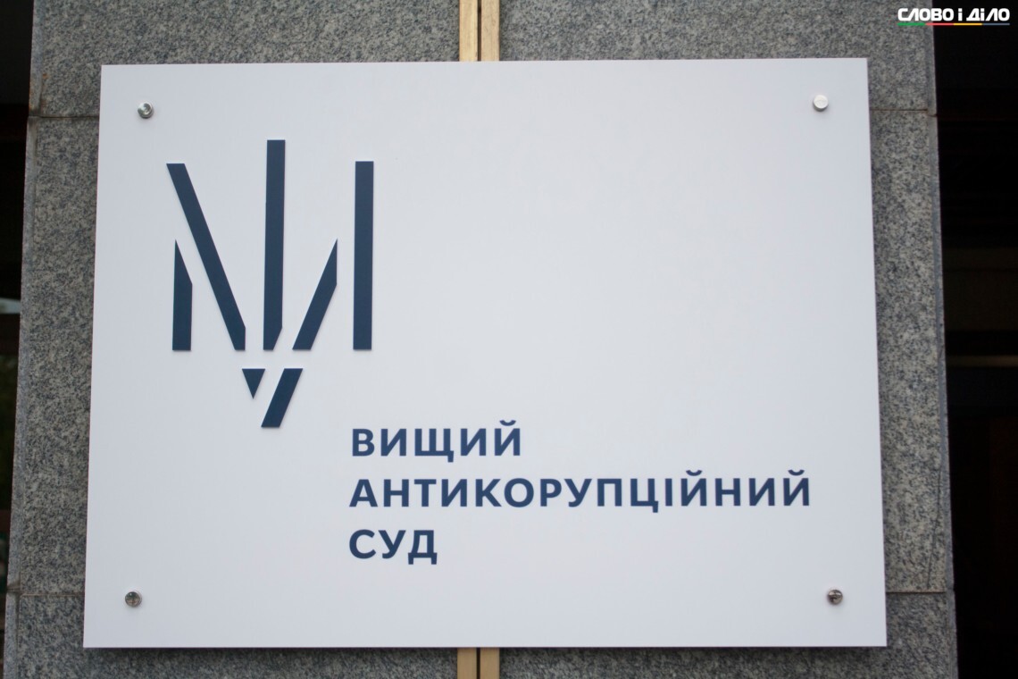 Коррупция в Офисе генпрокурора – у адвоката Александра Коробенко нашли 121 900 долларов и 30 000 евро налички, на нее наложили арест Антикоррупционный суд поддержал ходатайство детектива НАБУ о наложении ареста на изъятое в ходе обыска имущество.