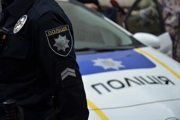 Стрельба в Киеве – мужчина открыл огонь возле жилого дома, есть раненые В Подольском районе столицы 40-летний мужчина устроил стрельбу у подъезда жилого дома, ранив двух прохожих.